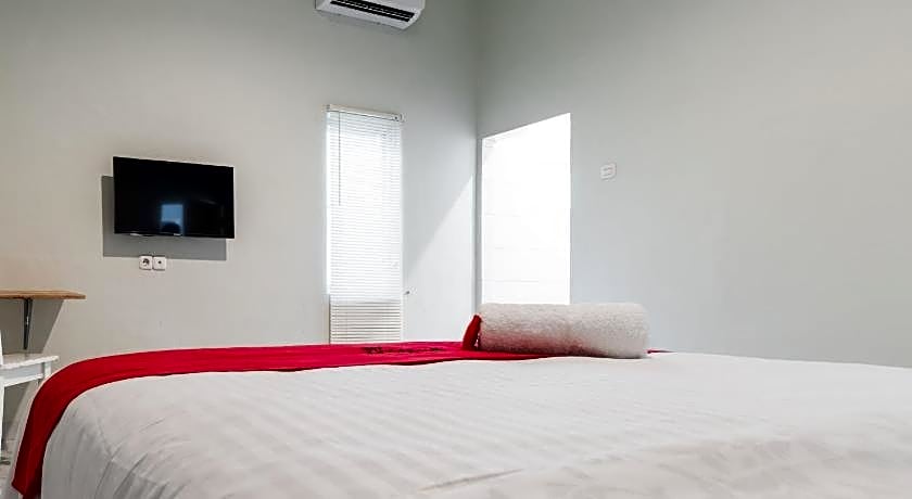 RedDoorz Plus near RS USU Medan 2