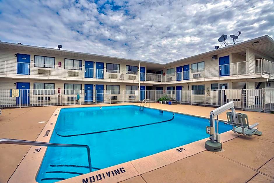 Motel 6-Lumberton, NC