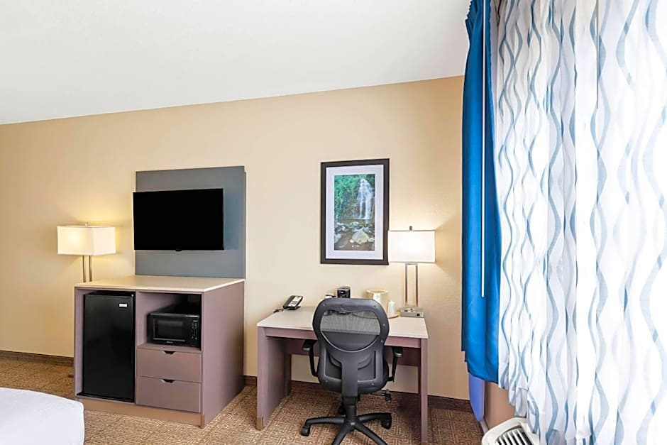 Quality Inn and Suites Springfield Southwest near I-72