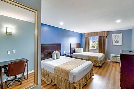 Queen Room with Two Queen Beds - Smoking