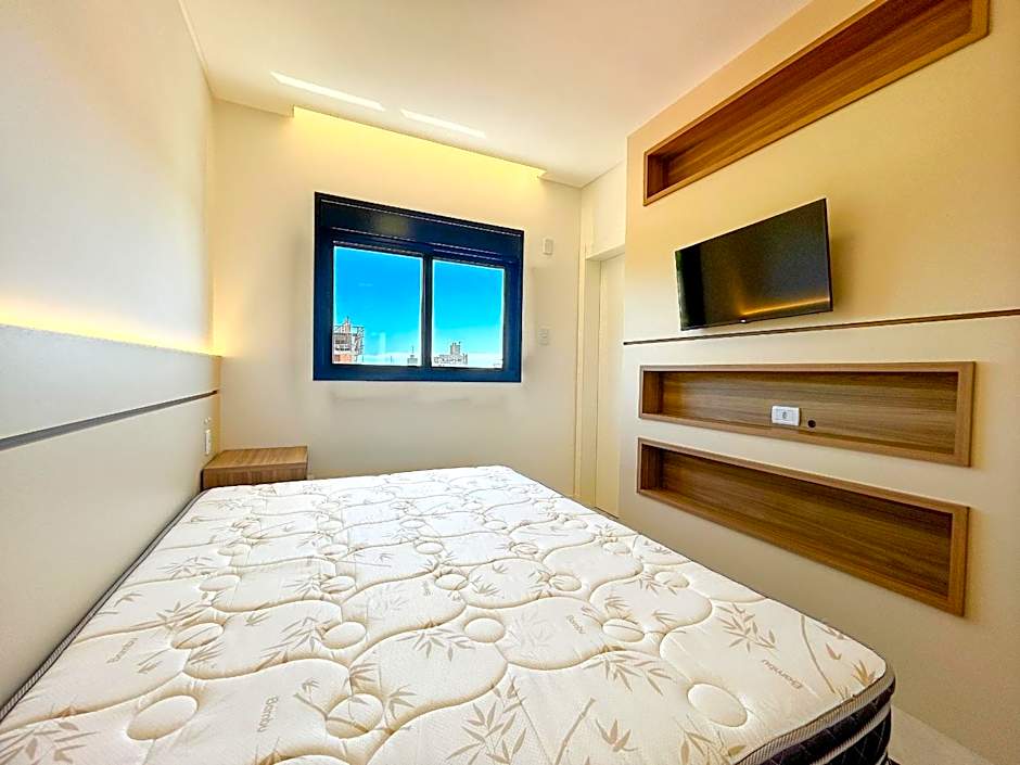 Apto NOVO, com piscina, 250m da praia