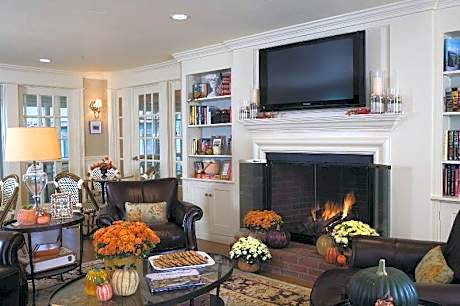 Anchor In Distinctive Waterfront Lodging