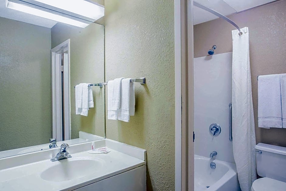 Super 8 by Wyndham Madison East