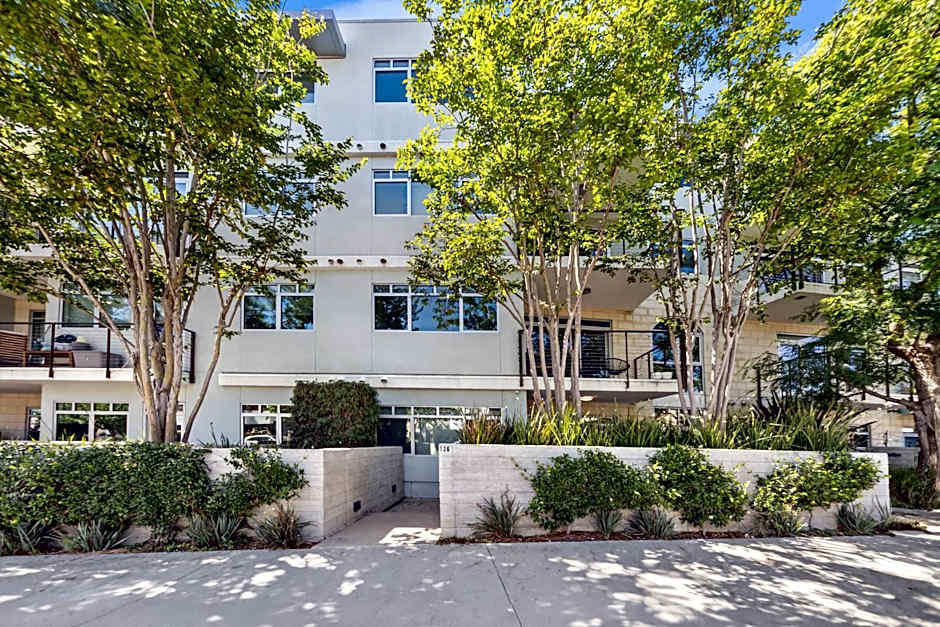 Fairfax District Chic City Oasis 2 BR Apt with Den 136