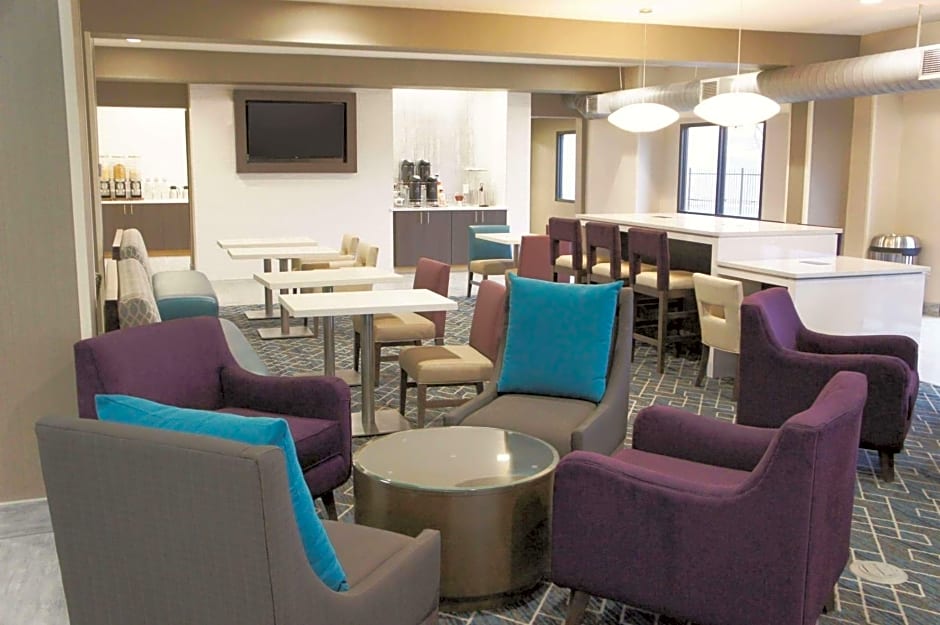 La Quinta Inn & Suites by Wyndham Wichita Airport