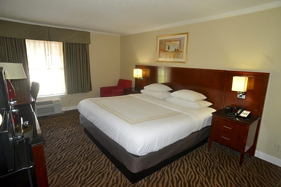 Hometown Inn & Suites