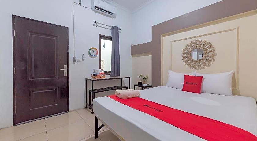 RedDoorz @ Jalan Otista Karawang