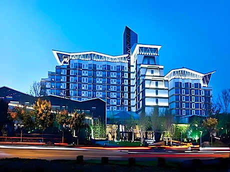 Grand Metro Park Universal Dinosaur Town Hotel