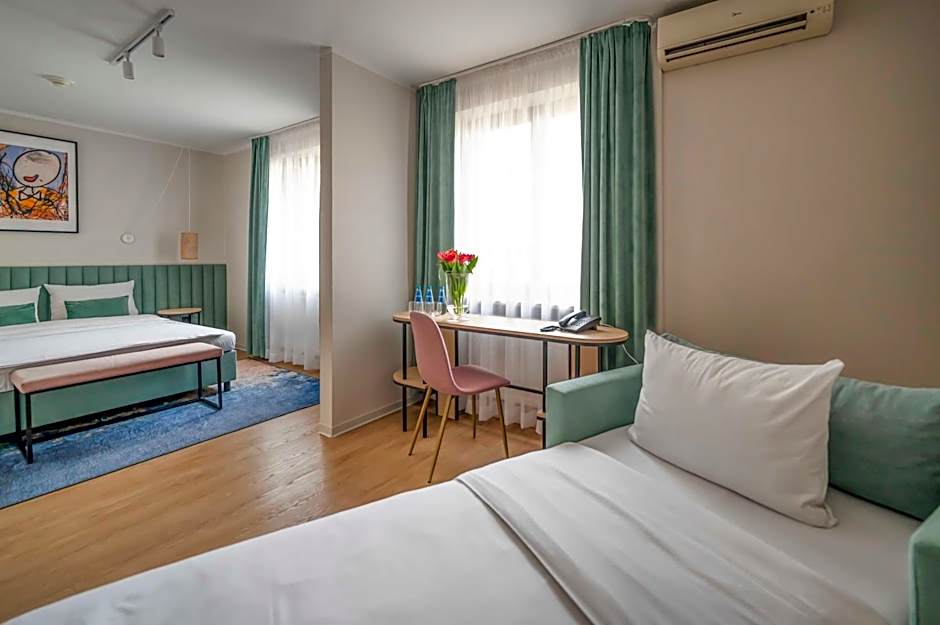 Hotel H12