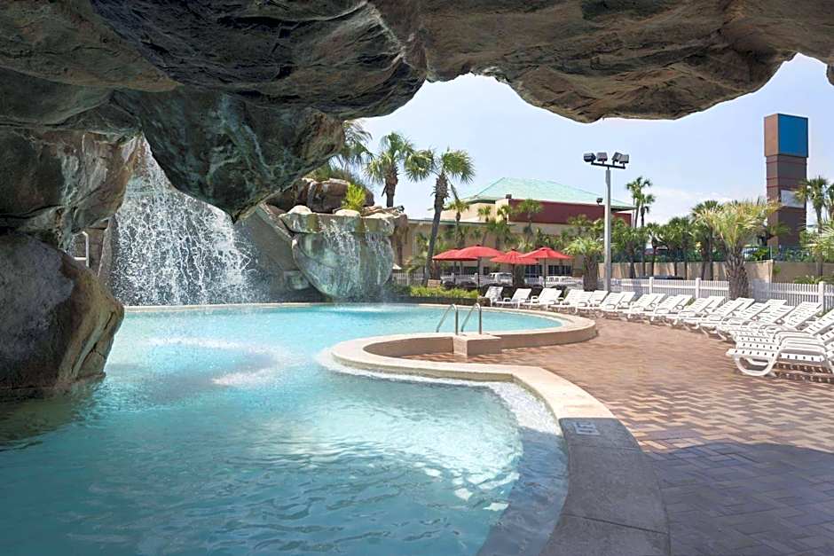 Days Inn by Wyndham Panama City Beach/Beachfront Resort