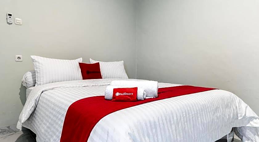 RedDoorz Plus near RS USU Medan 2