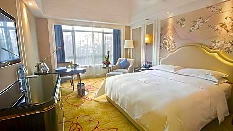 Street View King Room with Private Bathroom