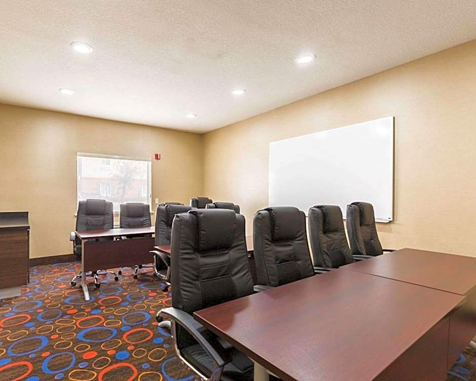 Econo Lodge Inn & Suites East Houston I-10