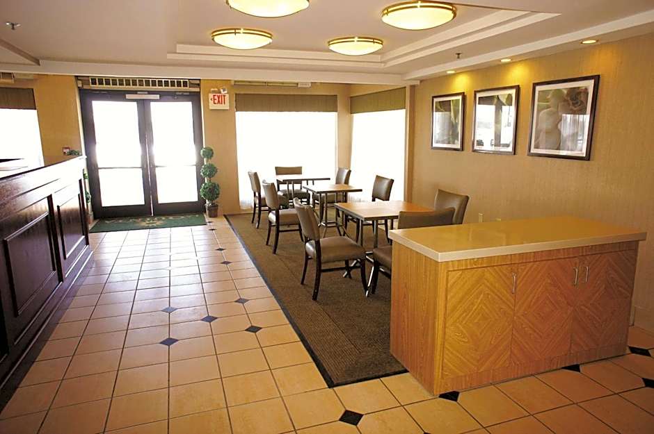 La Quinta Inn & Suites by Wyndham Warwick-Providence Airport