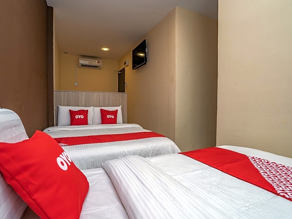 OYO 44078 The Island Hotel