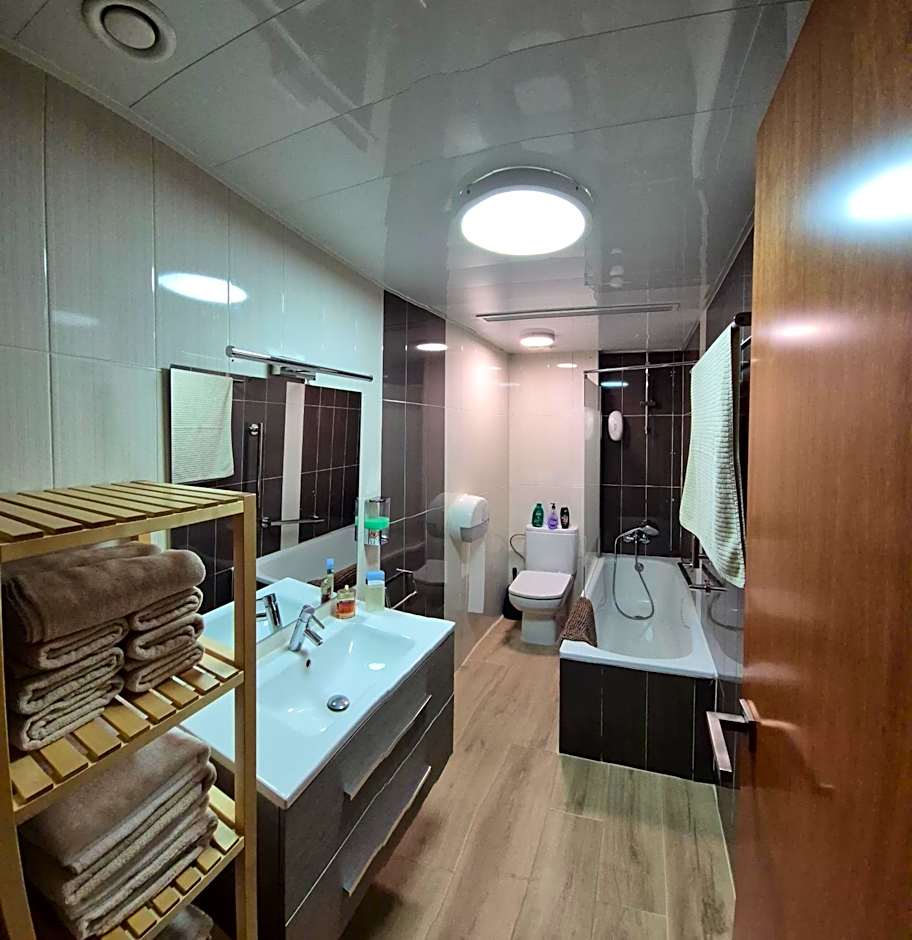 Attic,Terrace & BBQ, Airport 15 Min, Cruise-Port 30 min, Fácil enlace Metro Barcelona