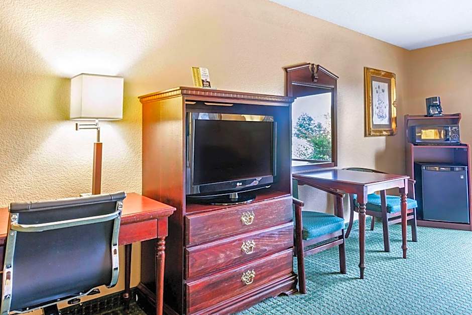 Quality Inn & Suites Carthage near Precious Moments Chapel