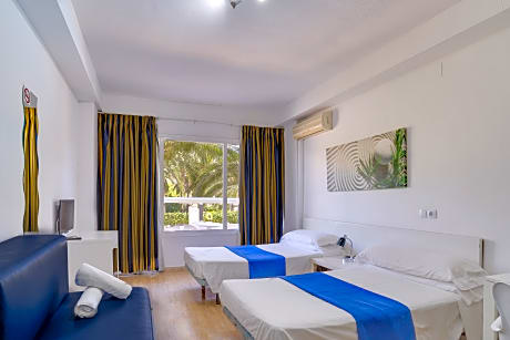 POOL VIEW STUDIO 2 ADULTS + 2 CHILDREN