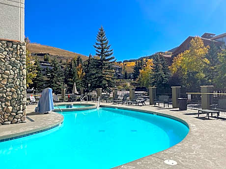 MT CB Base Area with King Bed, Outdoor Hot Tub & Pool