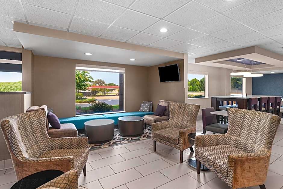 La Quinta Inn & Suites by Wyndham Jackson Airport/Pearl