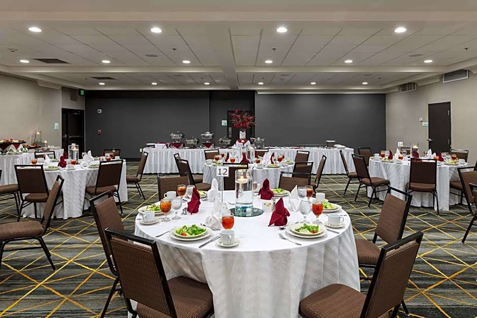 Holiday Inn & Suites Atlanta Airport North By IHG
