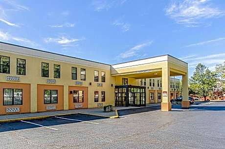 La Casa Inn & Suites-Middleboro