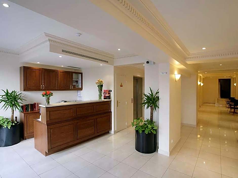 121 Paris Hotel