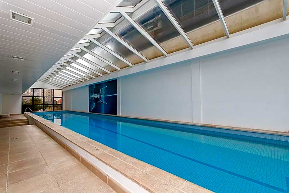 Apto em frente ao shopping com piscina aquecida