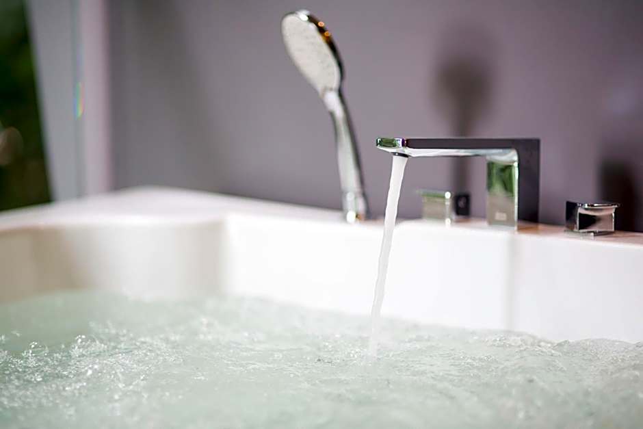 Photo 1 of 10 of 1 Double Bed or 2 Beds, Jetted Tub