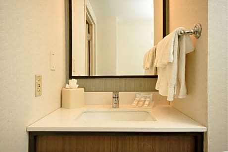 2 Queens Premium W/In-Room Drinks-Snacks