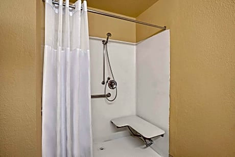 Queen Room - Disability Access/Non-Smoking