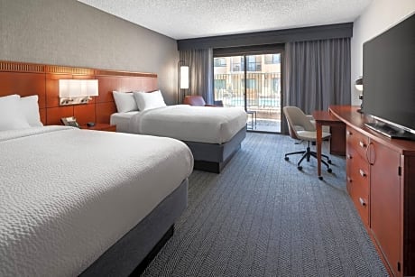 Queen Room with Two Queen Beds and Balcony - Hearing Accessible