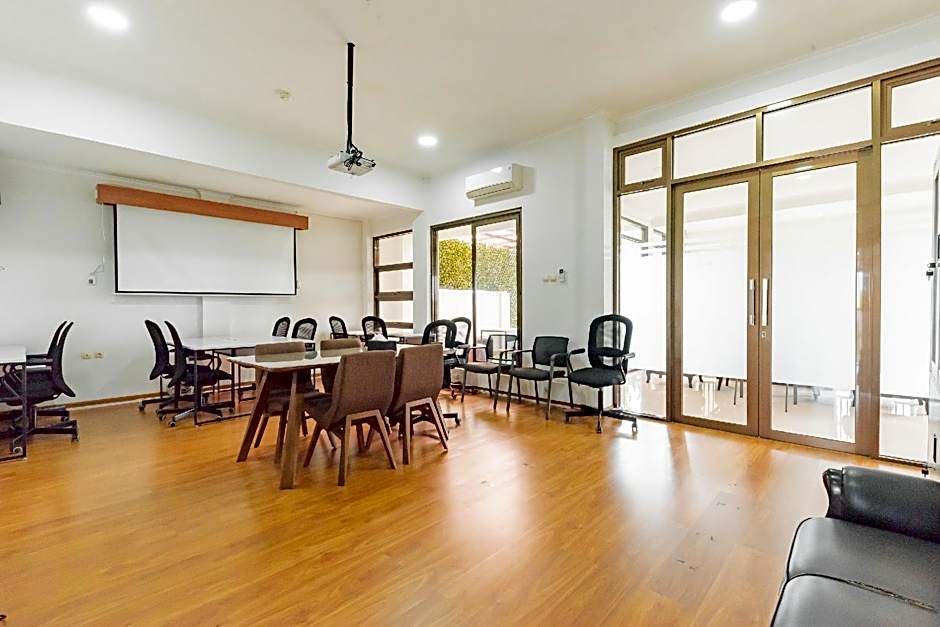 RedDoorz near Kiara Artha Park