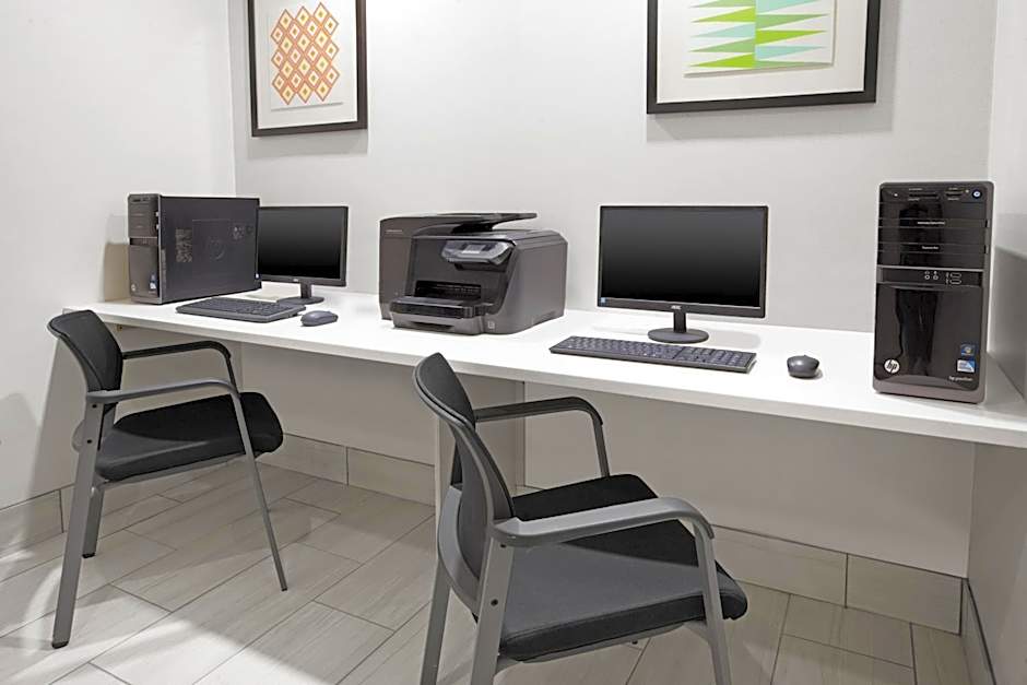 Holiday Inn Express Hotel & Suites Warrenton By IHG