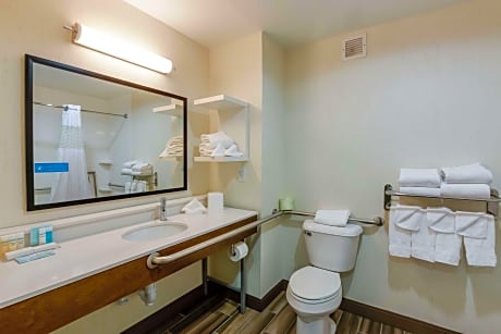 1 King Mobility Access With Tub Nonsmoking