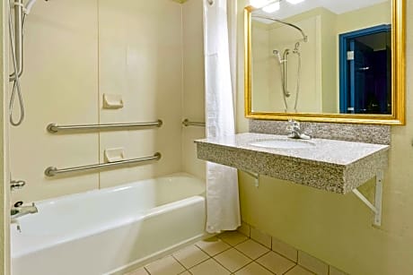 Deluxe King Suite with Mobility/Hearing Impaired Access - Non-Smoking