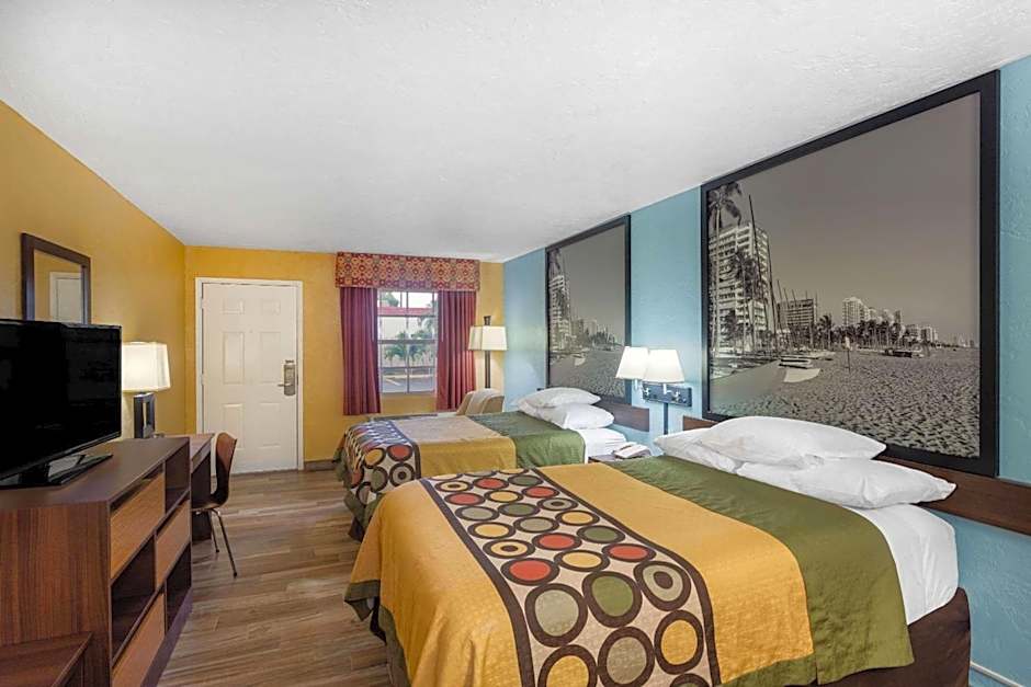 Super 8 by Wyndham Bradenton Sarasota Area