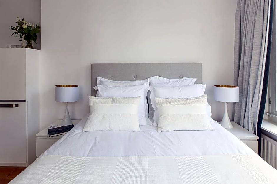 Jordaan Suite bed and bubbles