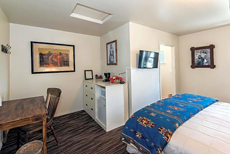 Paiute Indian Room with One King Bed, Shower