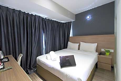 Standard Queen Room with Window