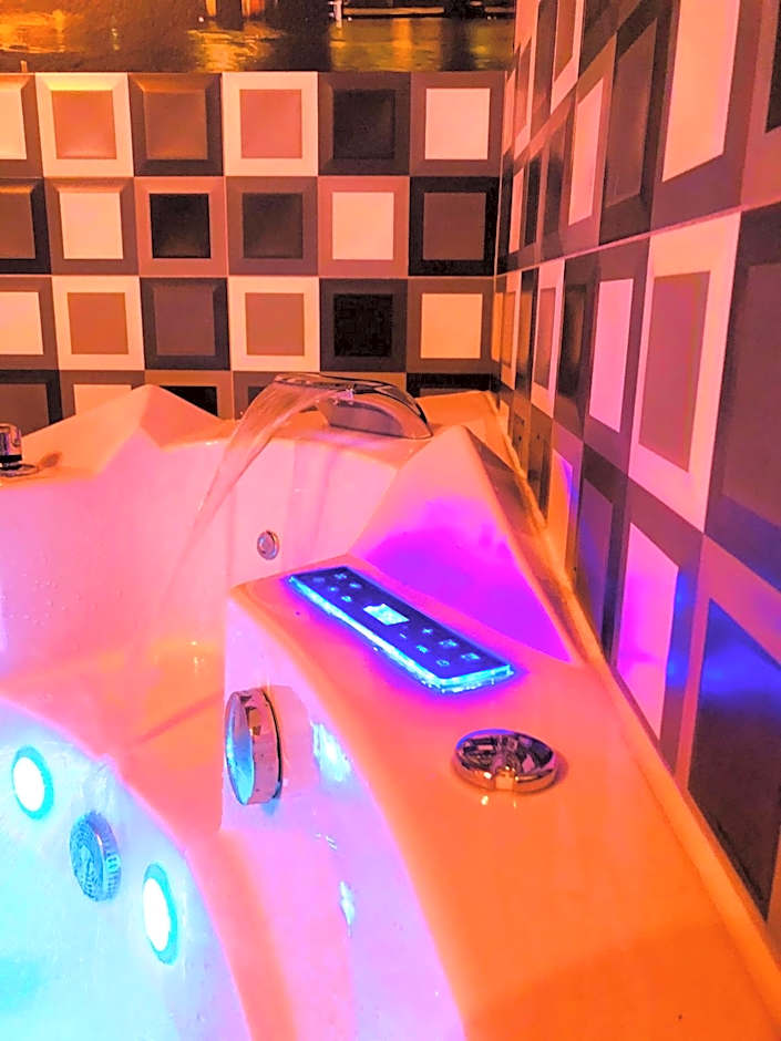 UNDERGROUND Jacuzzi Rooms