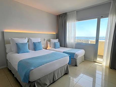 Double room with balcony and sea views + extra bed