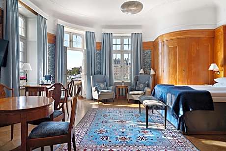 Junior King Suite with Sea View - Non-Smoking