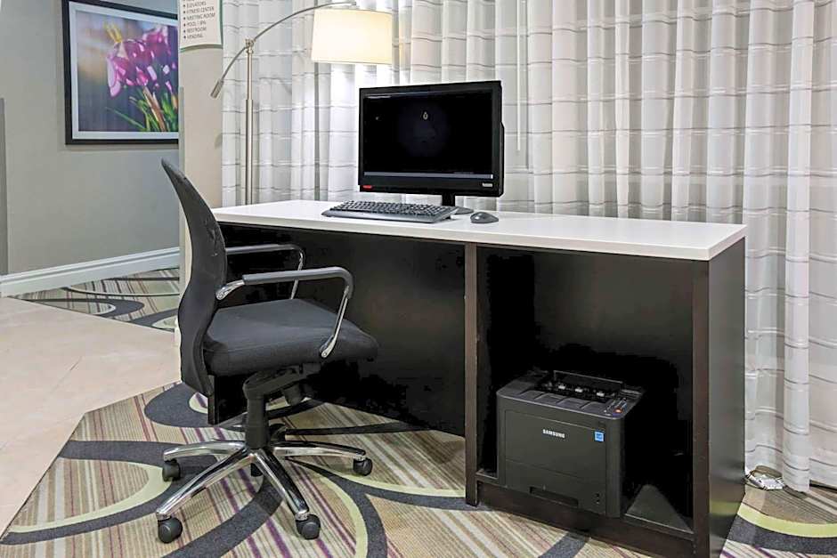 La Quinta Inn & Suites by Wyndham Dallas Arlington South