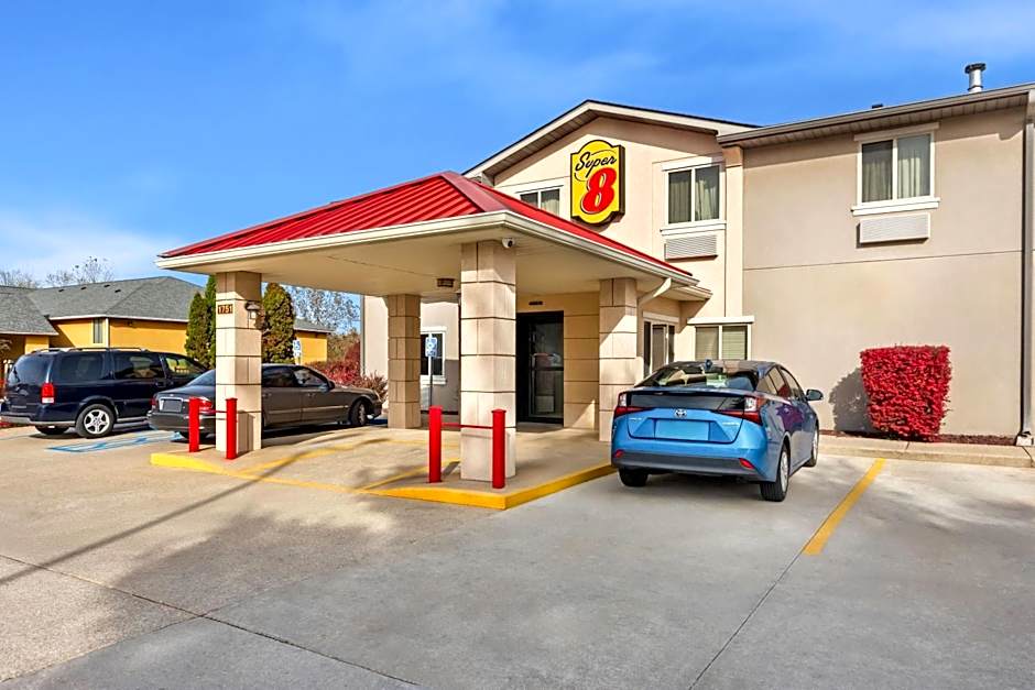 Foto 1 daripada 21 — Super 8 by Wyndham Bloomington University Area
