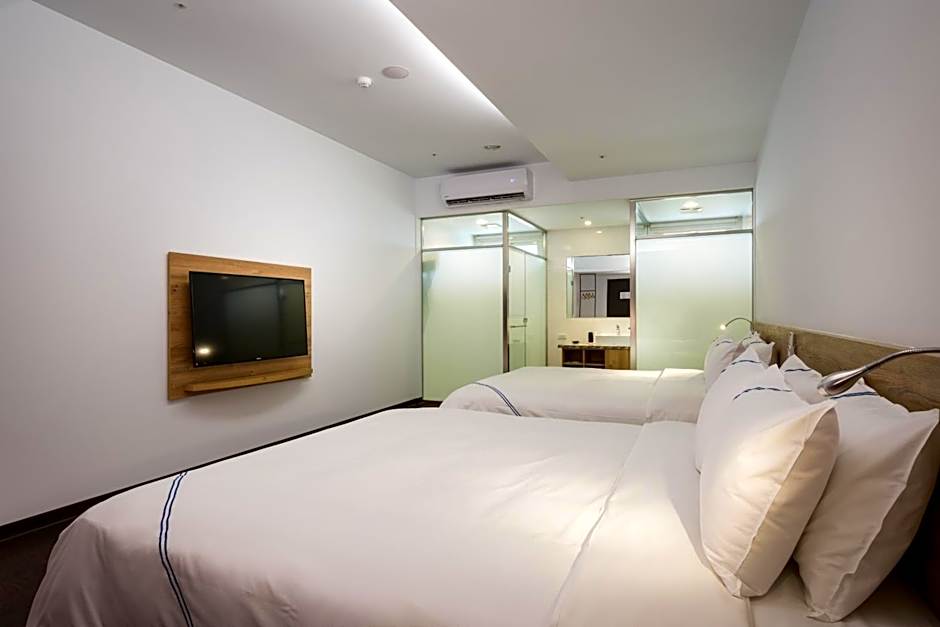 Photo 1 of 5 of Superior Sextuple Room