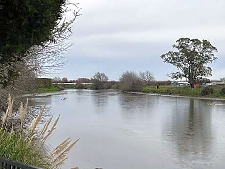 Apartment with Shower
