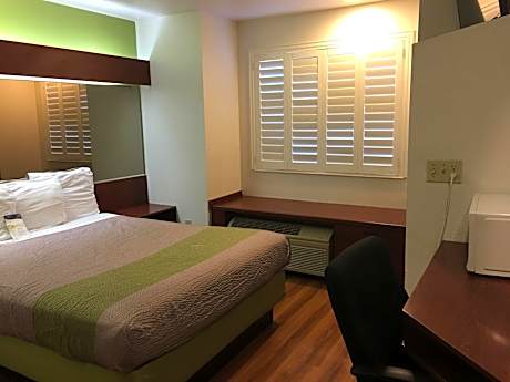 Queen Room - Disability Access - Non-Smoking