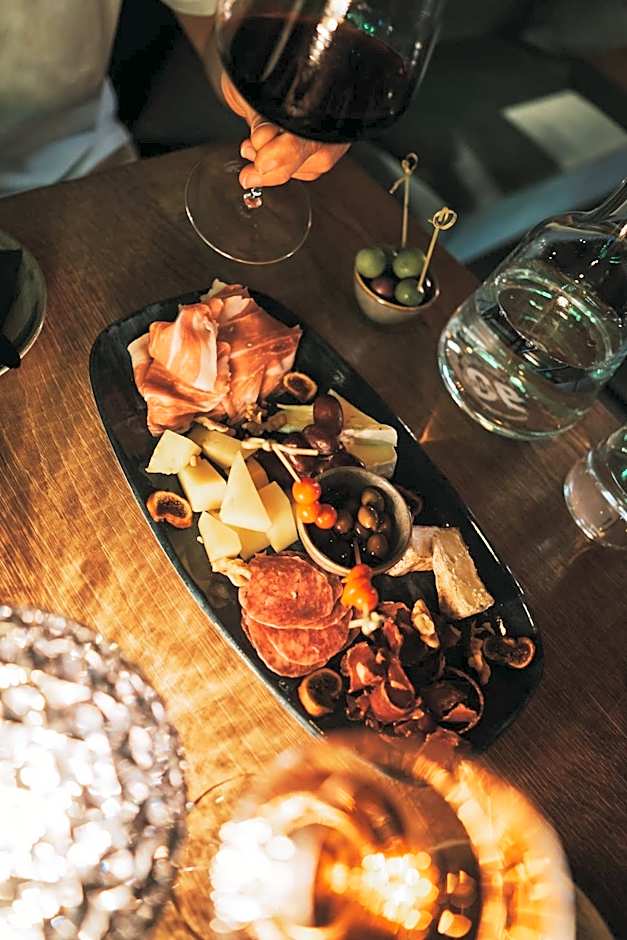 MONS suites wine passion