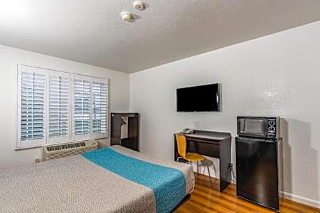 1 Queen Bed - Non-Smoking
